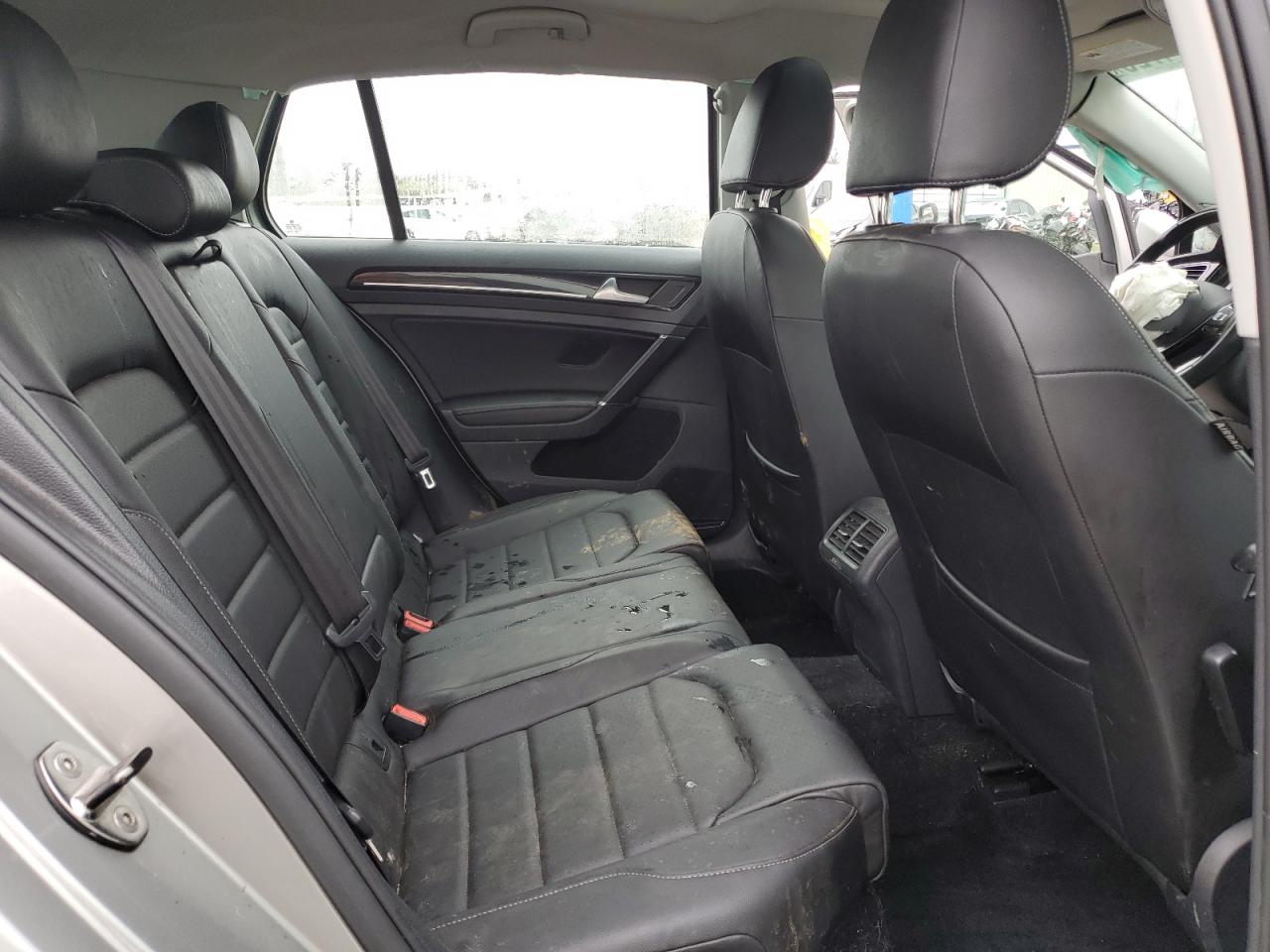 2017 Volkswagen Golf - Image 10