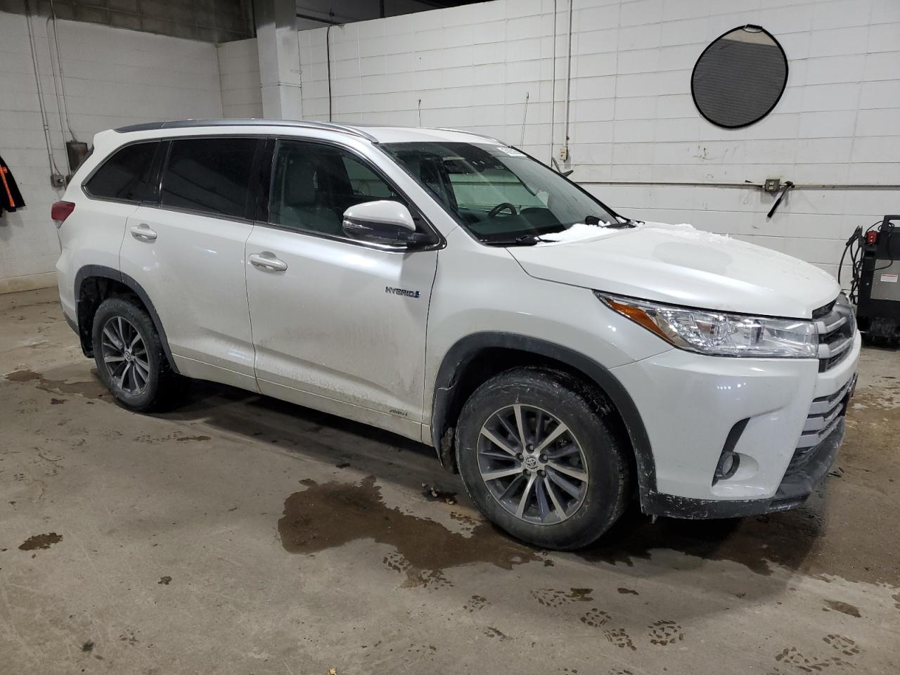 2017 Toyota Highlander - Image 4