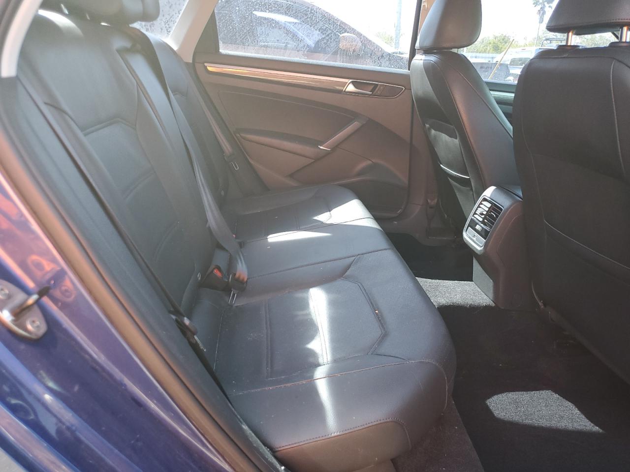 2017 Volkswagen Passat - Image 10