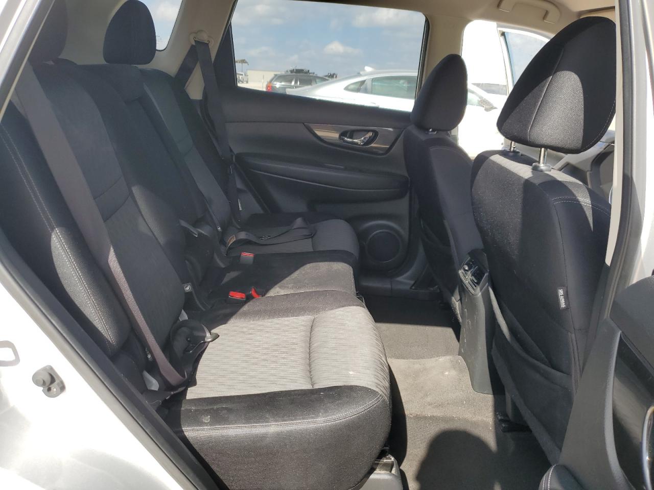 2017 Nissan Rogue - Image 11