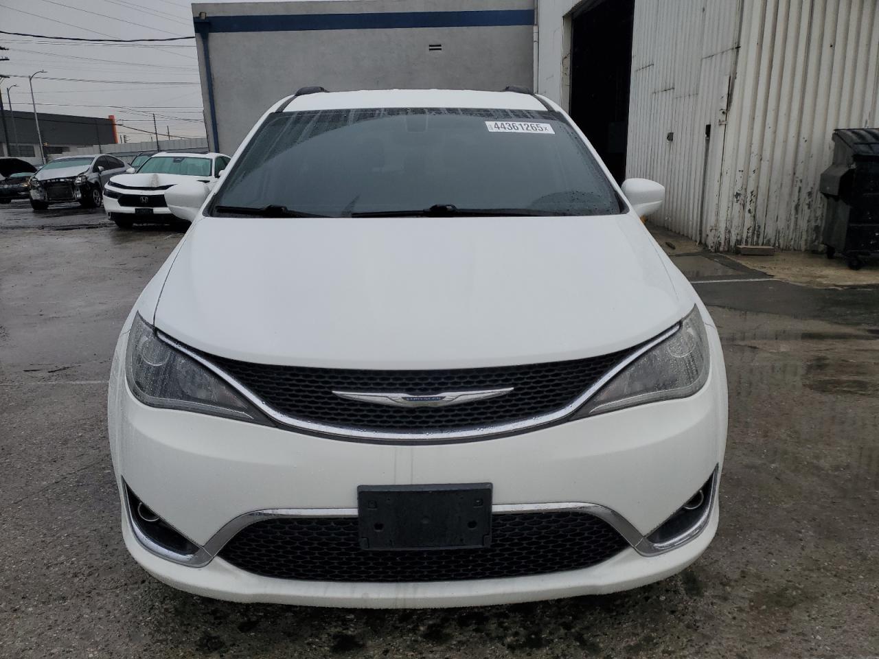 2017 Chrysler Pacifica - Image 5