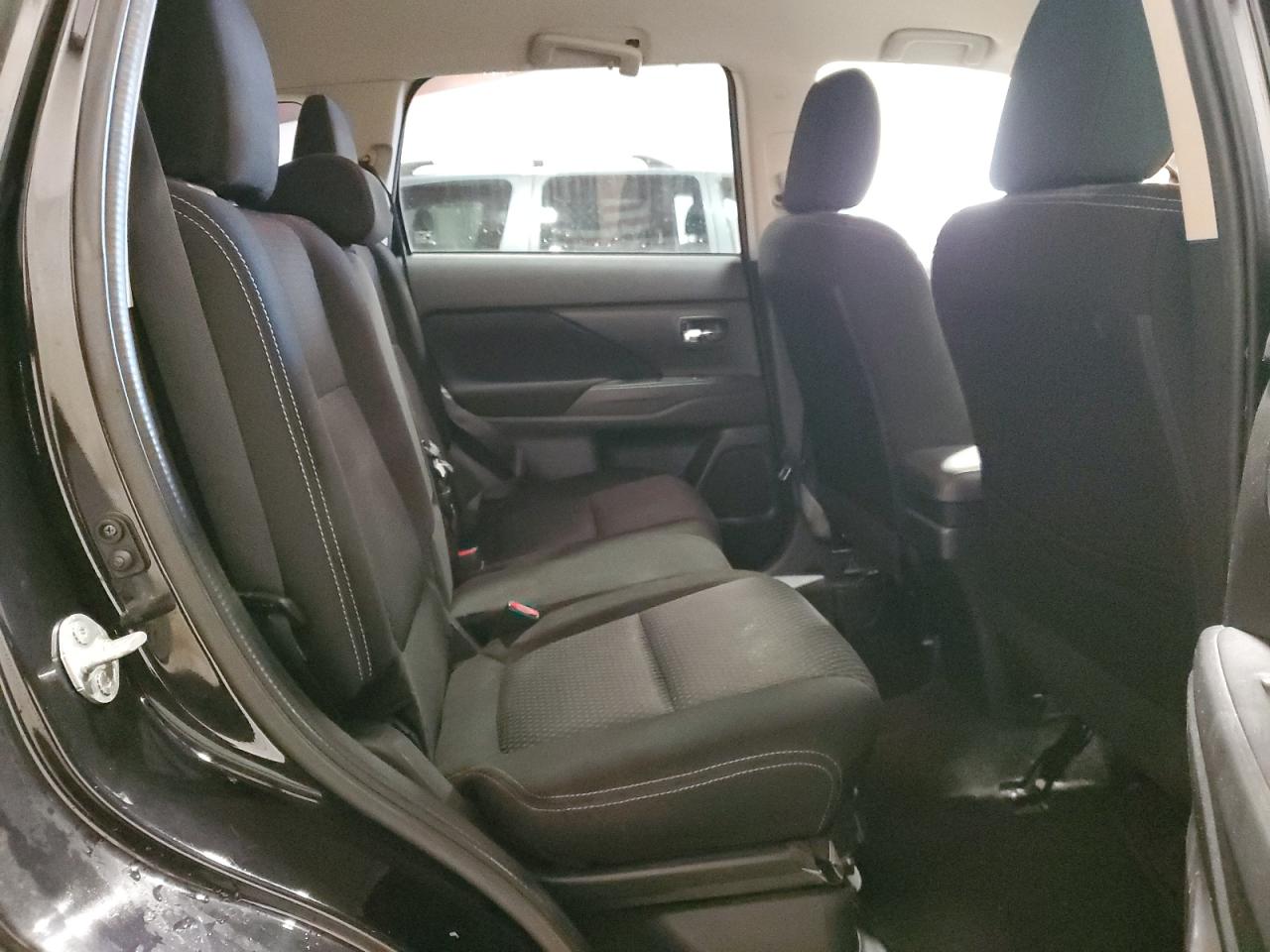 2016 Mitsubishi Outlander - Image 11