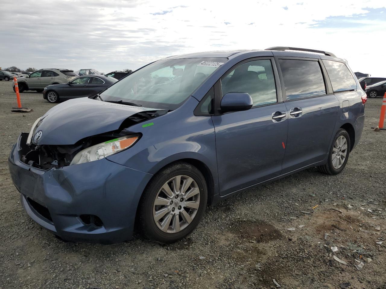 2015 Toyota Sienna - Image 1