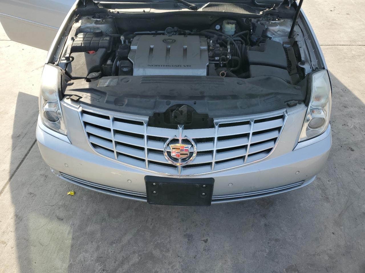 2010 Cadillac DTS - Image 11