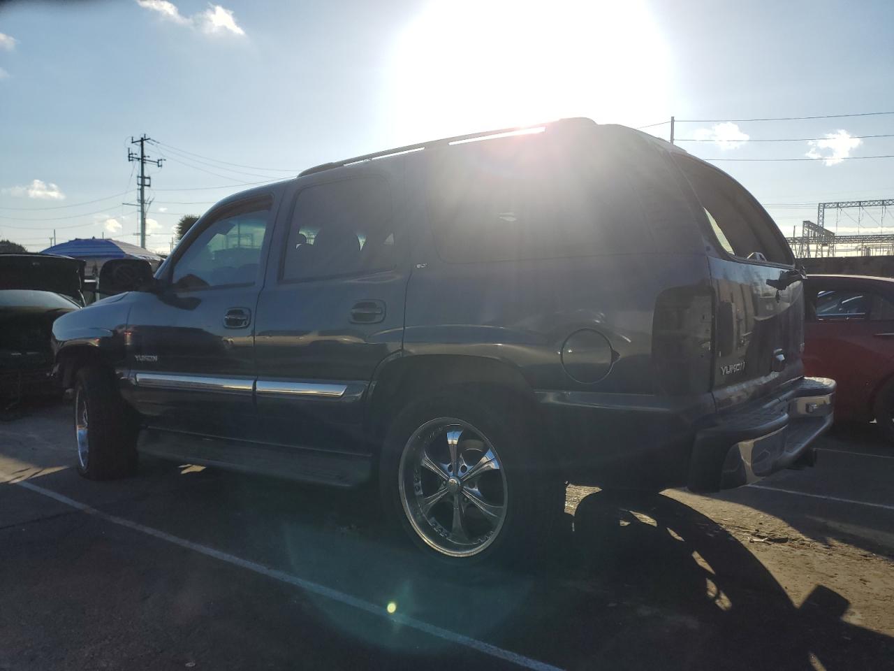 2004 GMC Yukon - Image 2