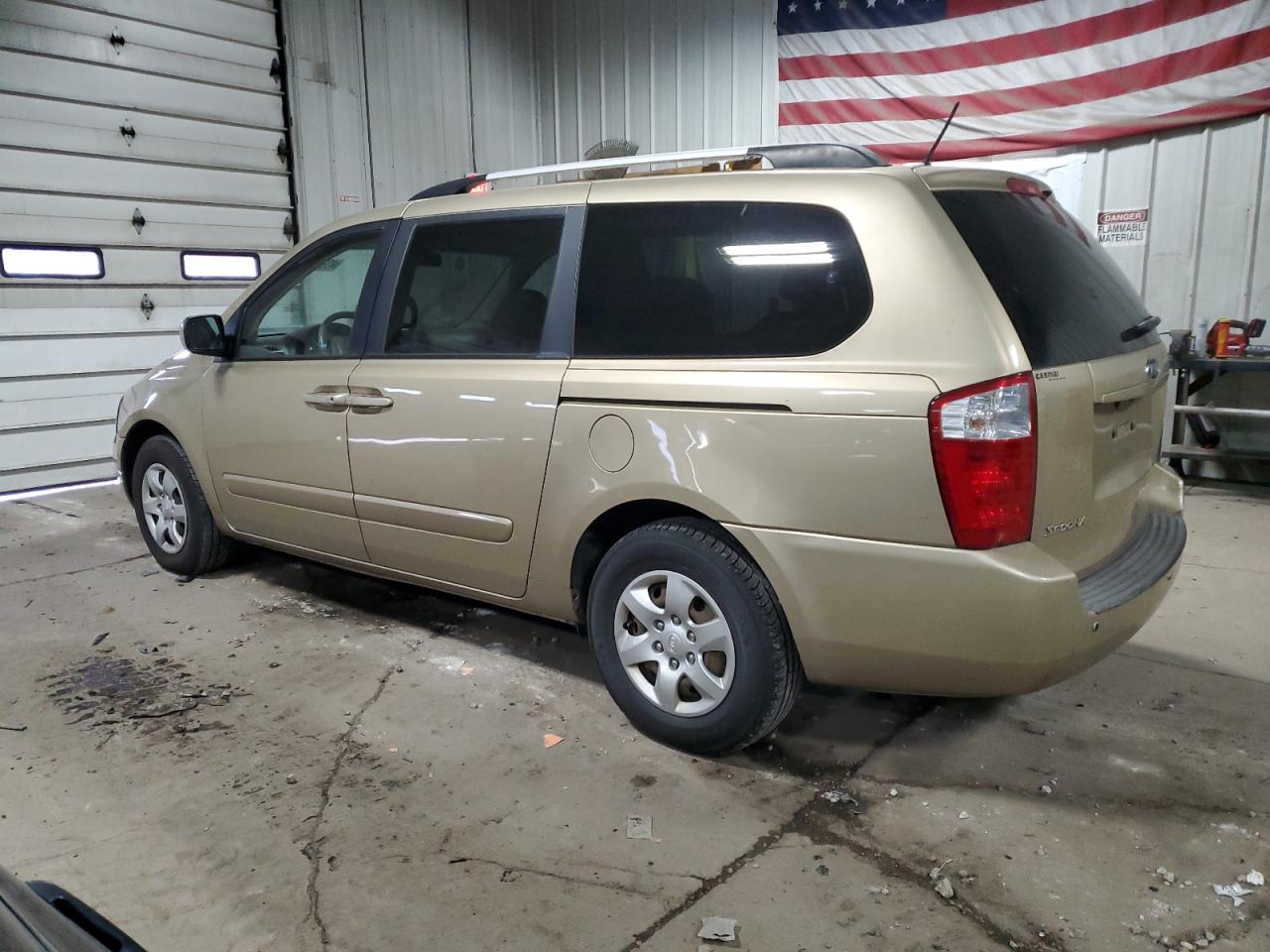 2010 Kia Sedona - Image 2