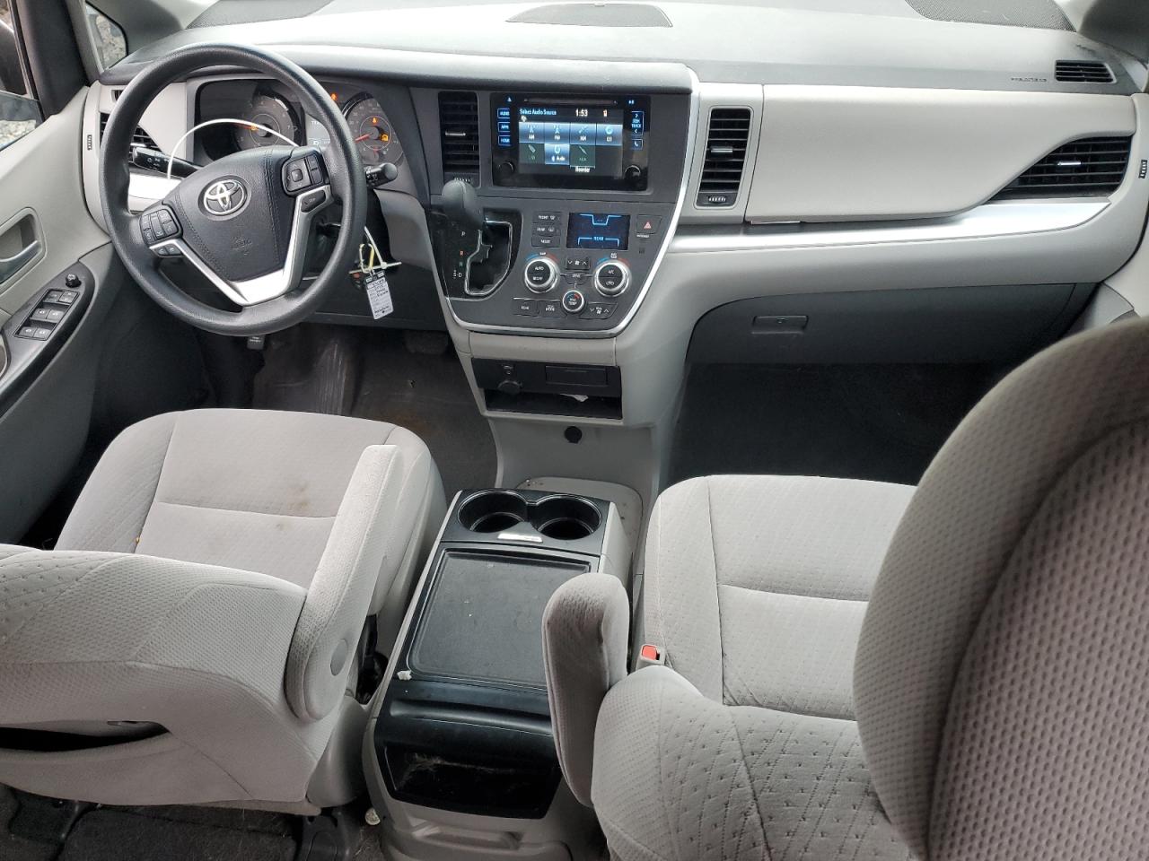 2015 Toyota Sienna - Image 8