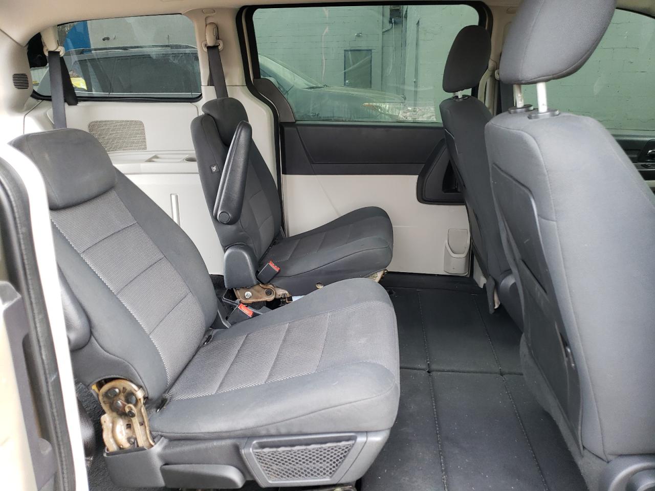 2008 Dodge Caravan - Image 11