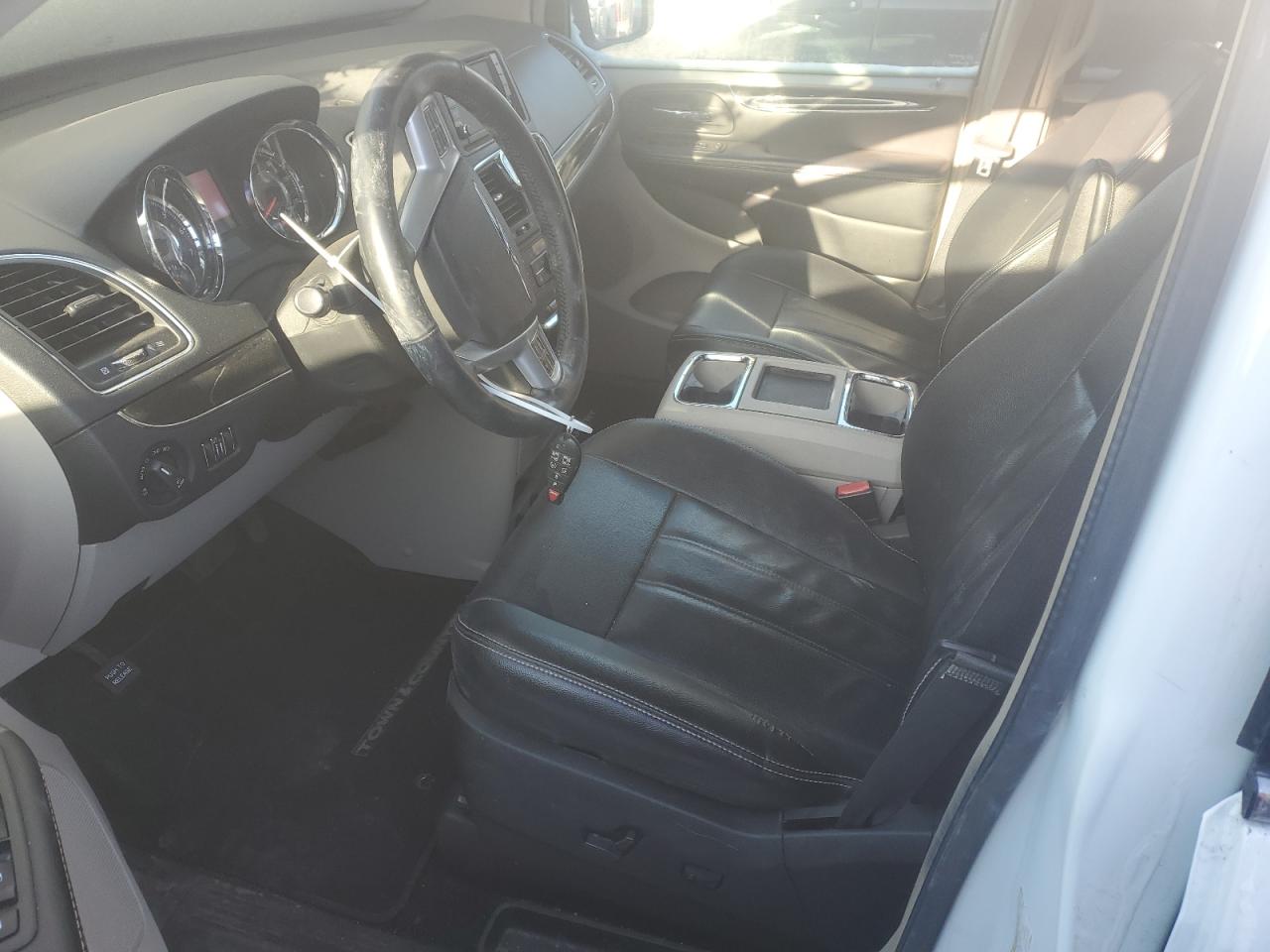 2015 Chrysler Town & Country - Image 7