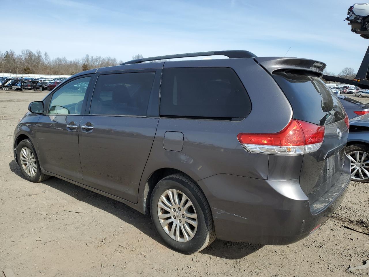 2014 Toyota Sienna - Image 2