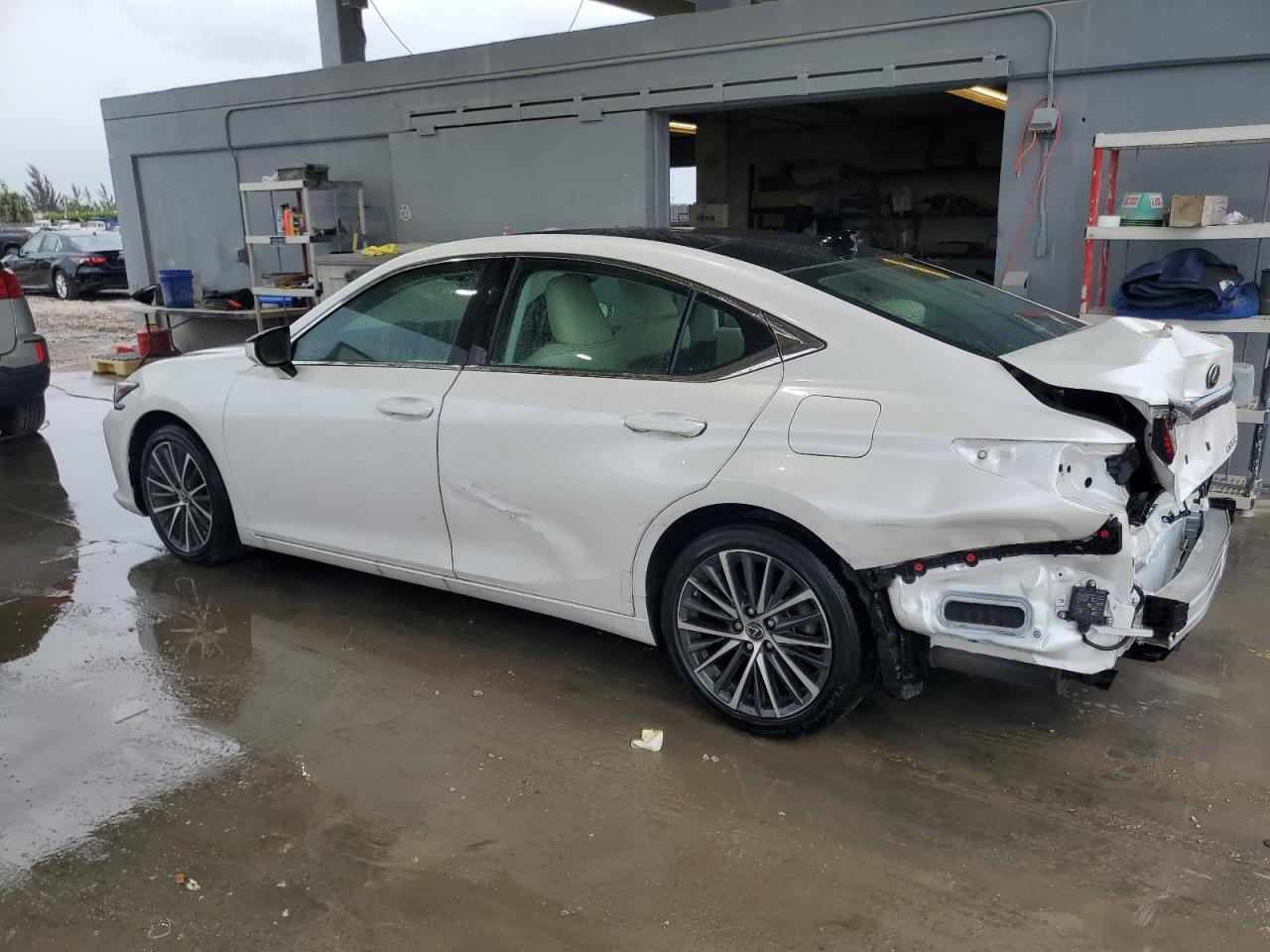 2022 Lexus ES - Image 2