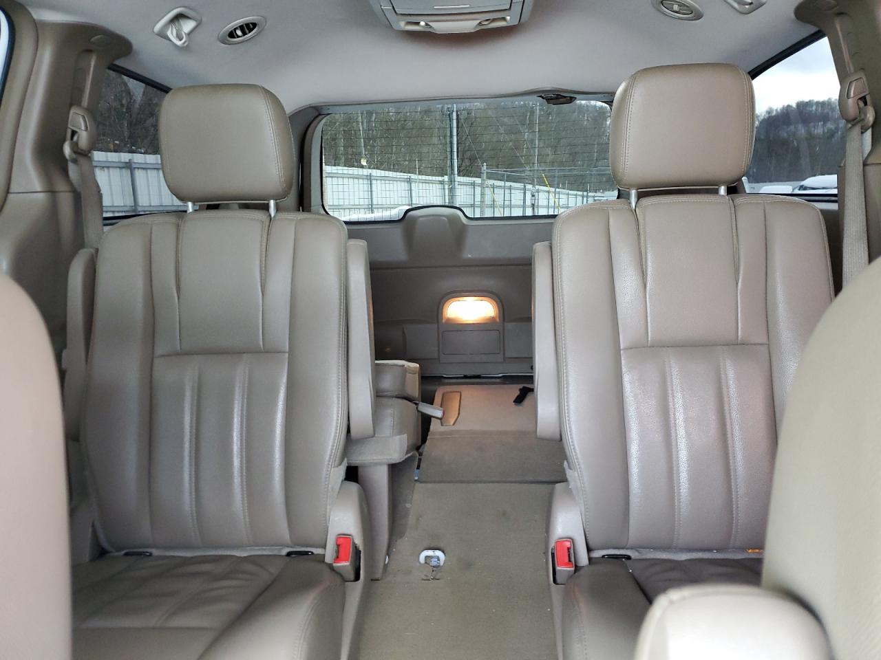 2016 Chrysler Town & Country - Image 10