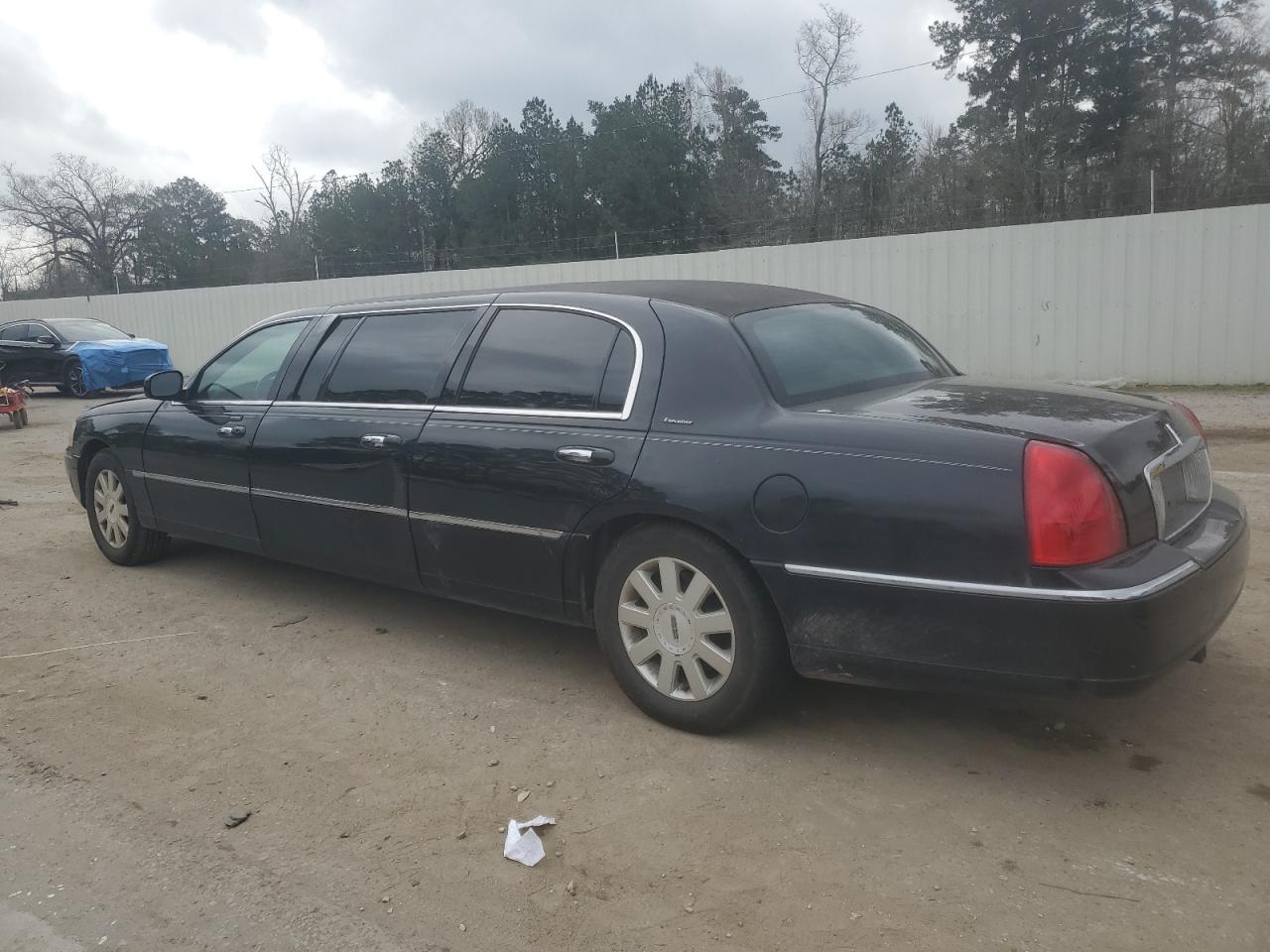 2003 Lincoln Town Car - Image 2