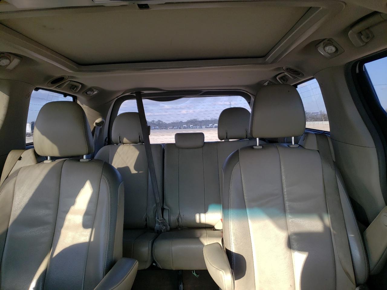 2014 Toyota Sienna - Image 10