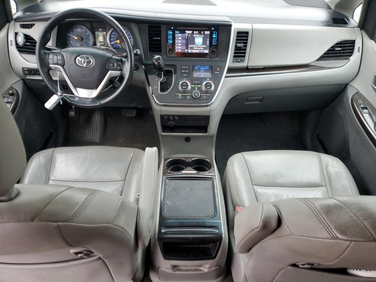 2017 Toyota Sienna - Image 8