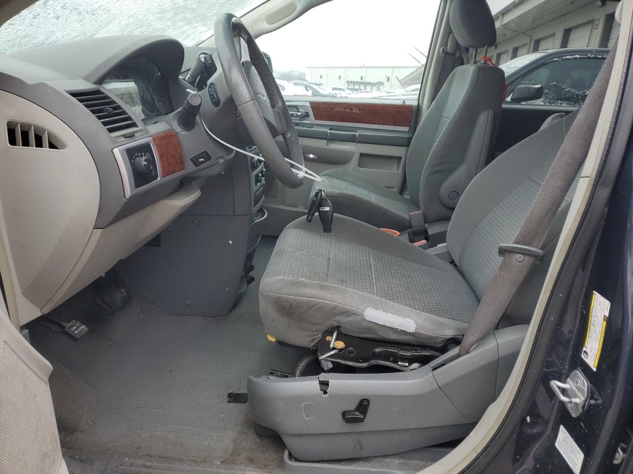 2009 Chrysler Town & Country - Image 7
