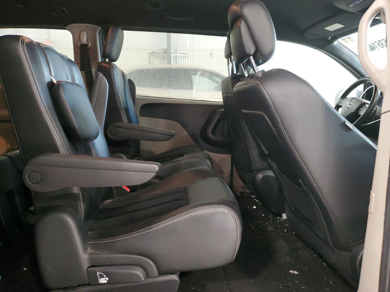 2018 Dodge Caravan - Image 11