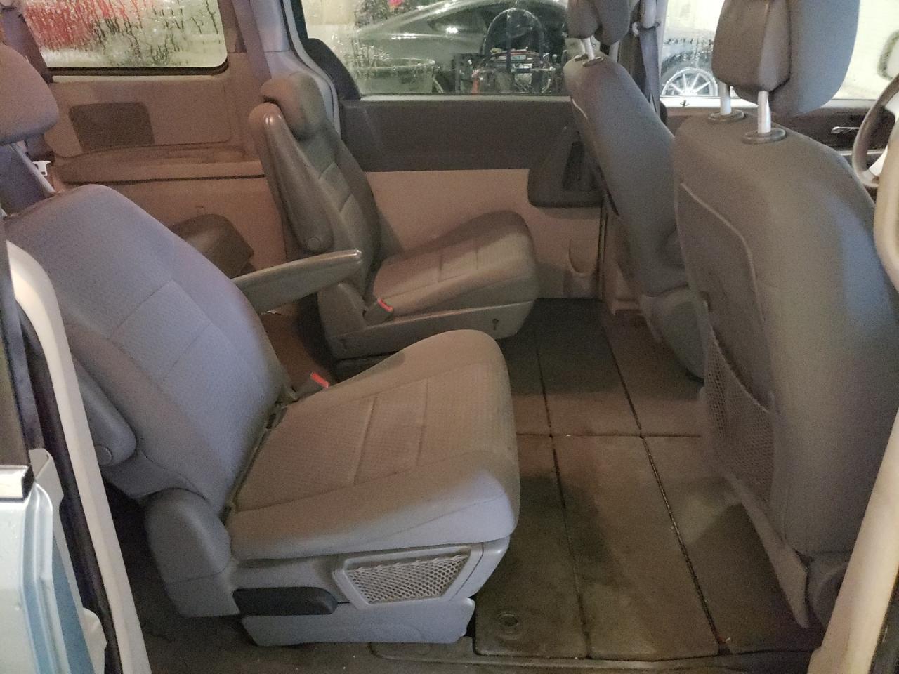 2010 Chrysler Town & Country - Image 11