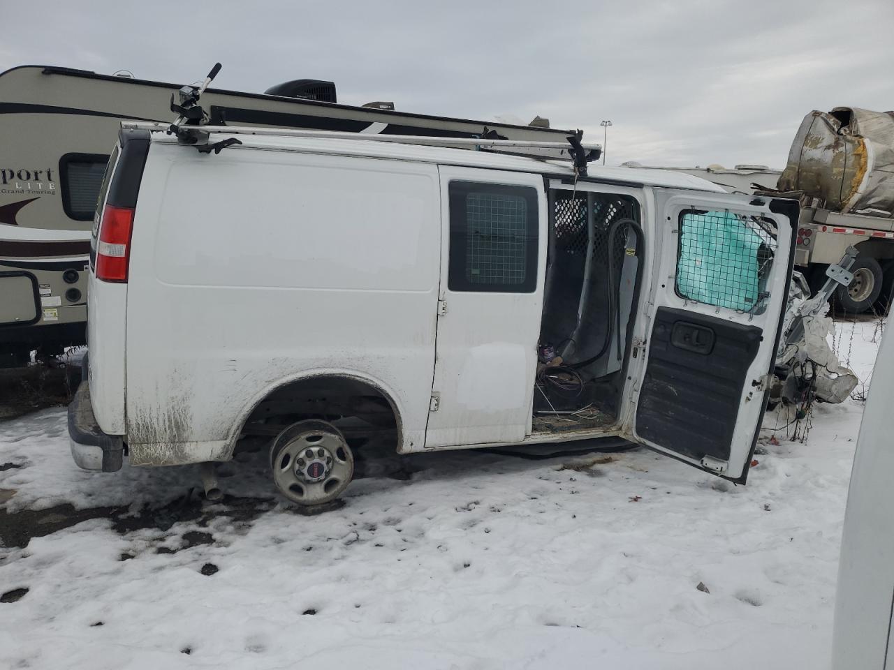 2016 GMC Savana - Image 3