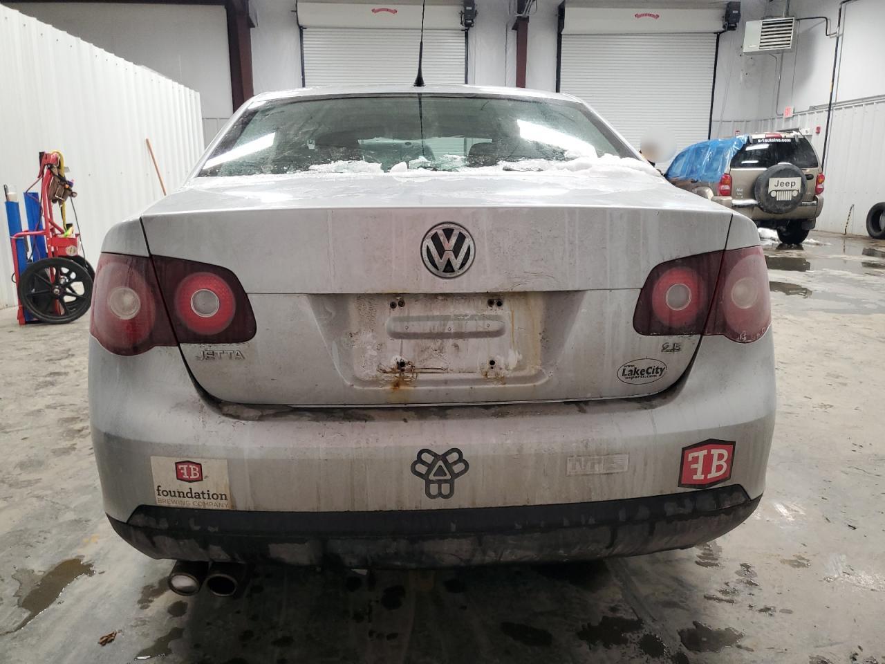 2010 Volkswagen Jetta - Image 6