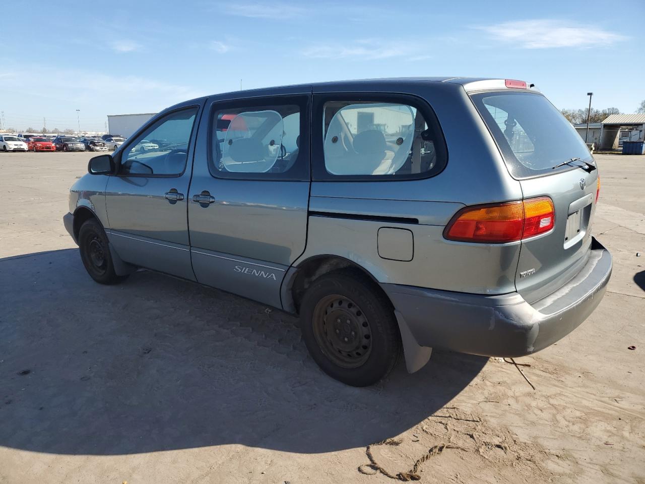 1999 Toyota Sienna - Image 2