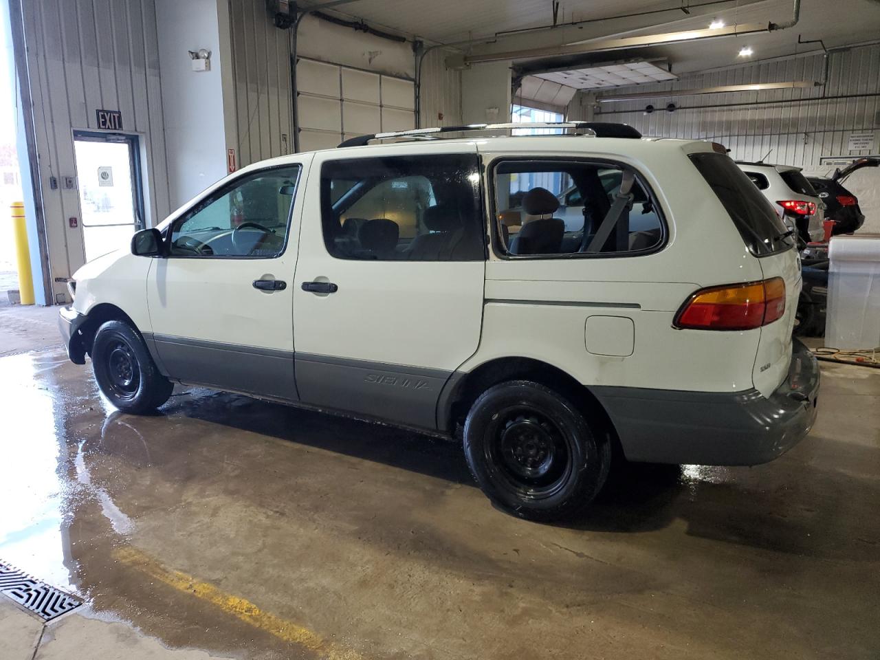 1999 Toyota Sienna - Image 2