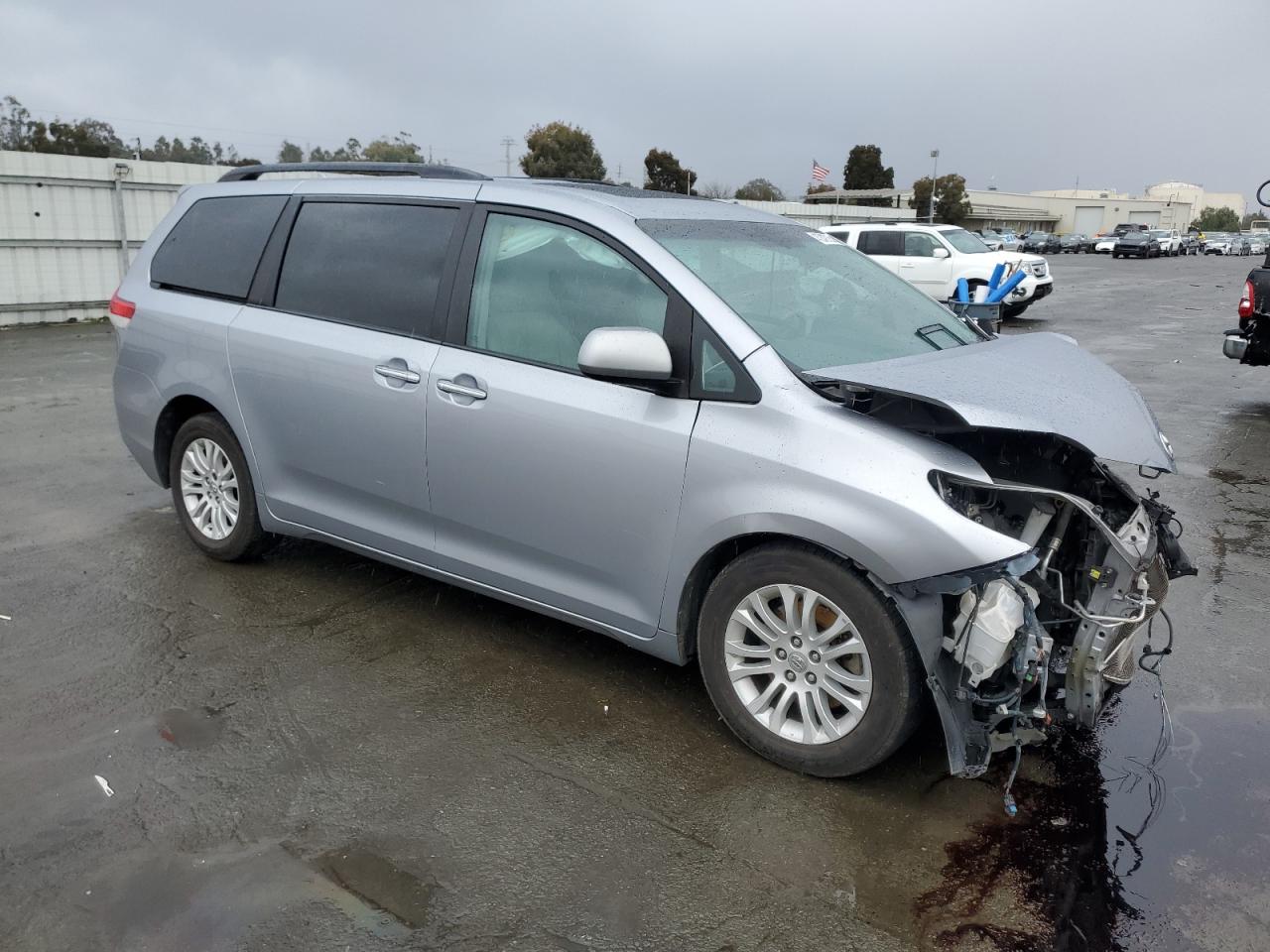 2012 Toyota Sienna - Image 4