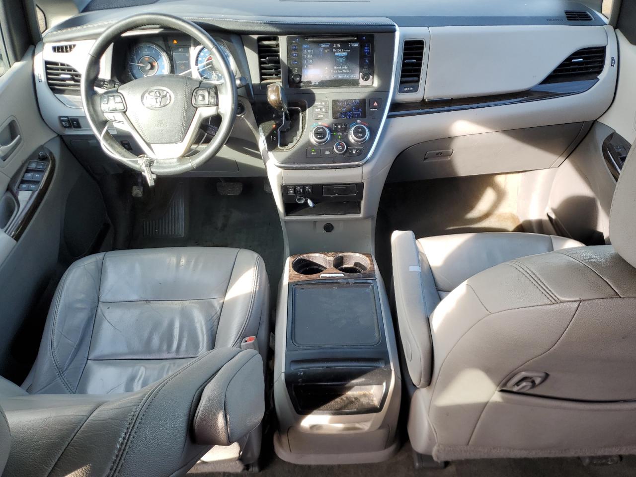 2017 Toyota Sienna - Image 8