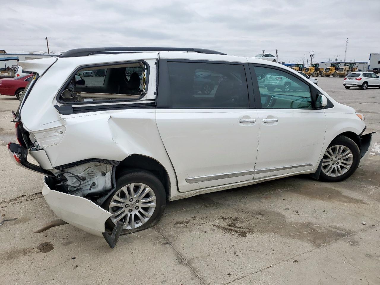 2015 Toyota Sienna - Image 3