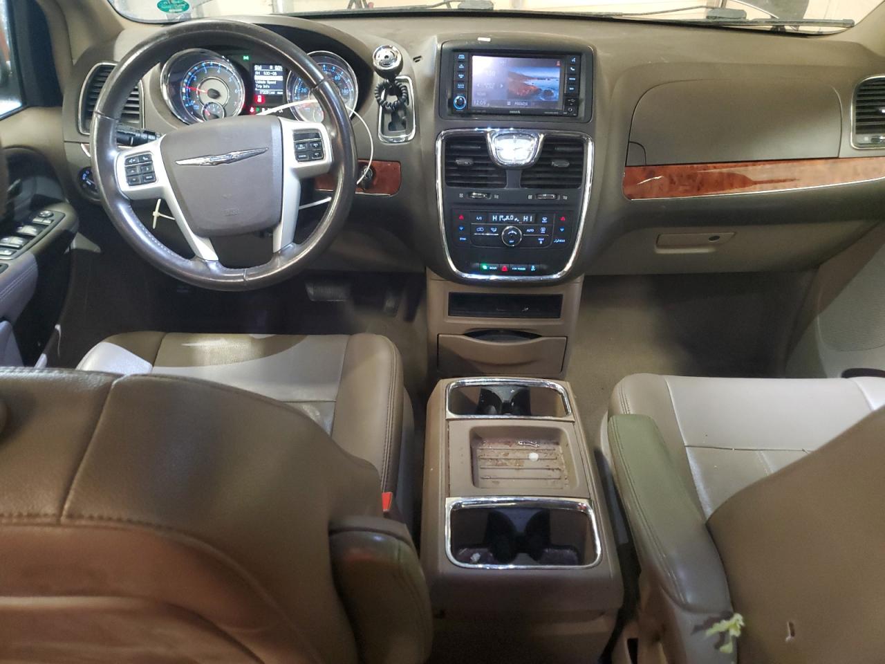 2015 Chrysler Town & Country - Image 8