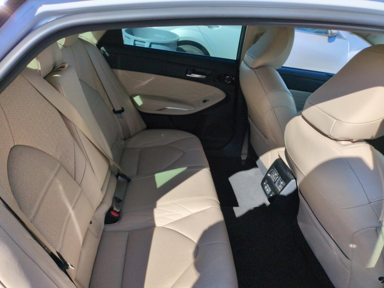 2019 Toyota Avalon - Image 10