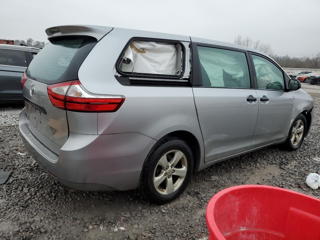 2017 Toyota Sienna - Image 3