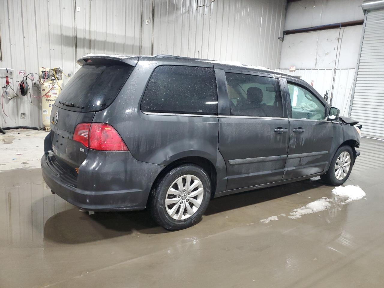 2012 Volkswagen Routan - Image 3
