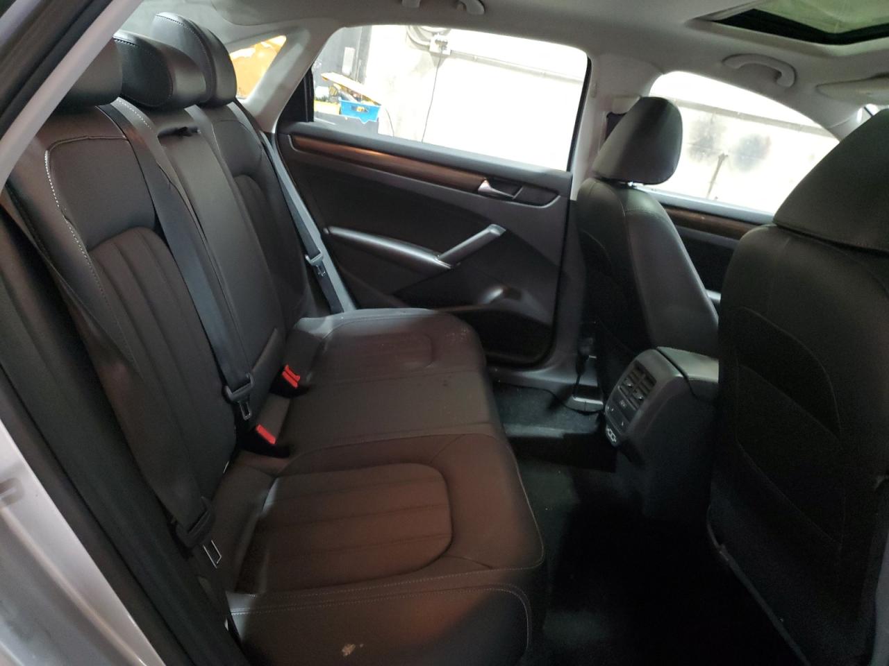 2020 Volkswagen Passat - Image 10