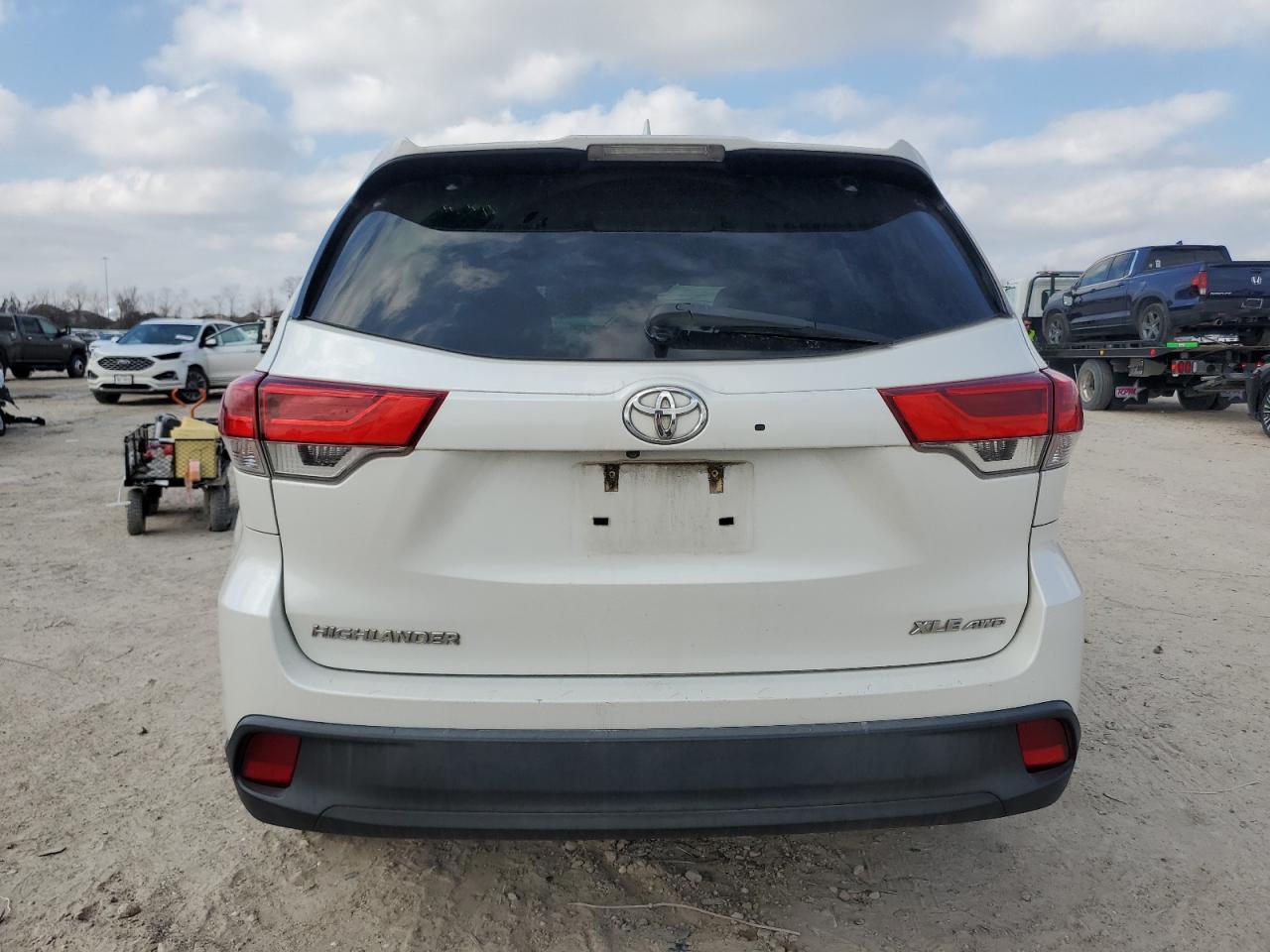 2018 Toyota Highlander - Image 6