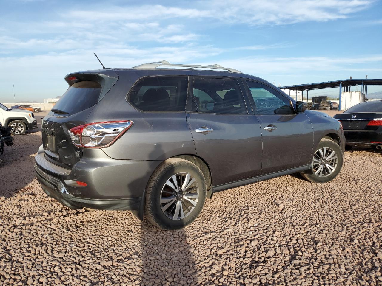 2017 Nissan Pathfinder - Image 3