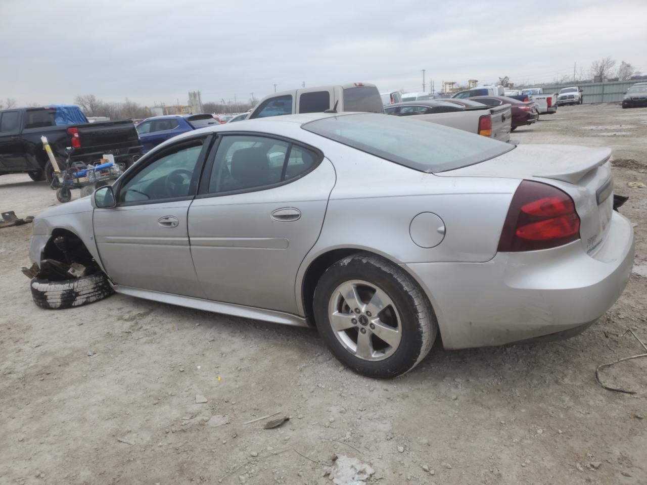 2006 Pontiac Grand Prix - Image 2