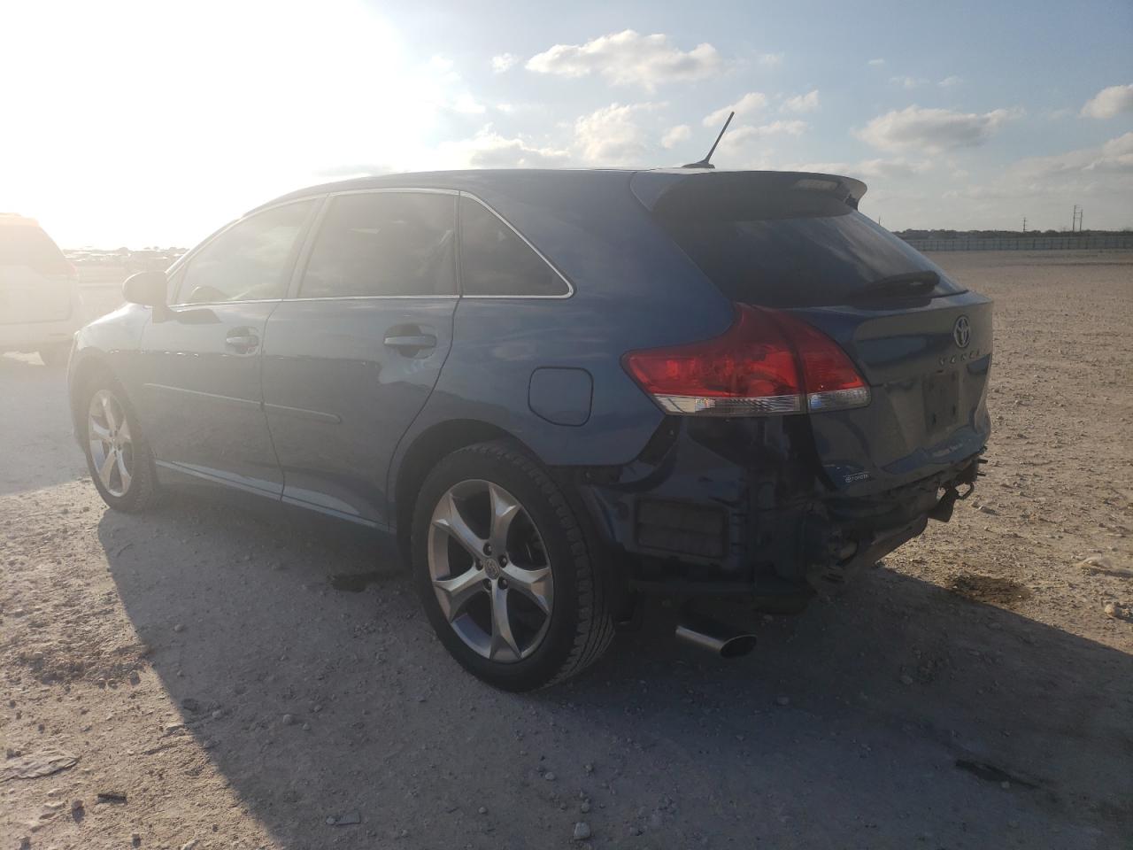 2010 Toyota Venza - Image 2