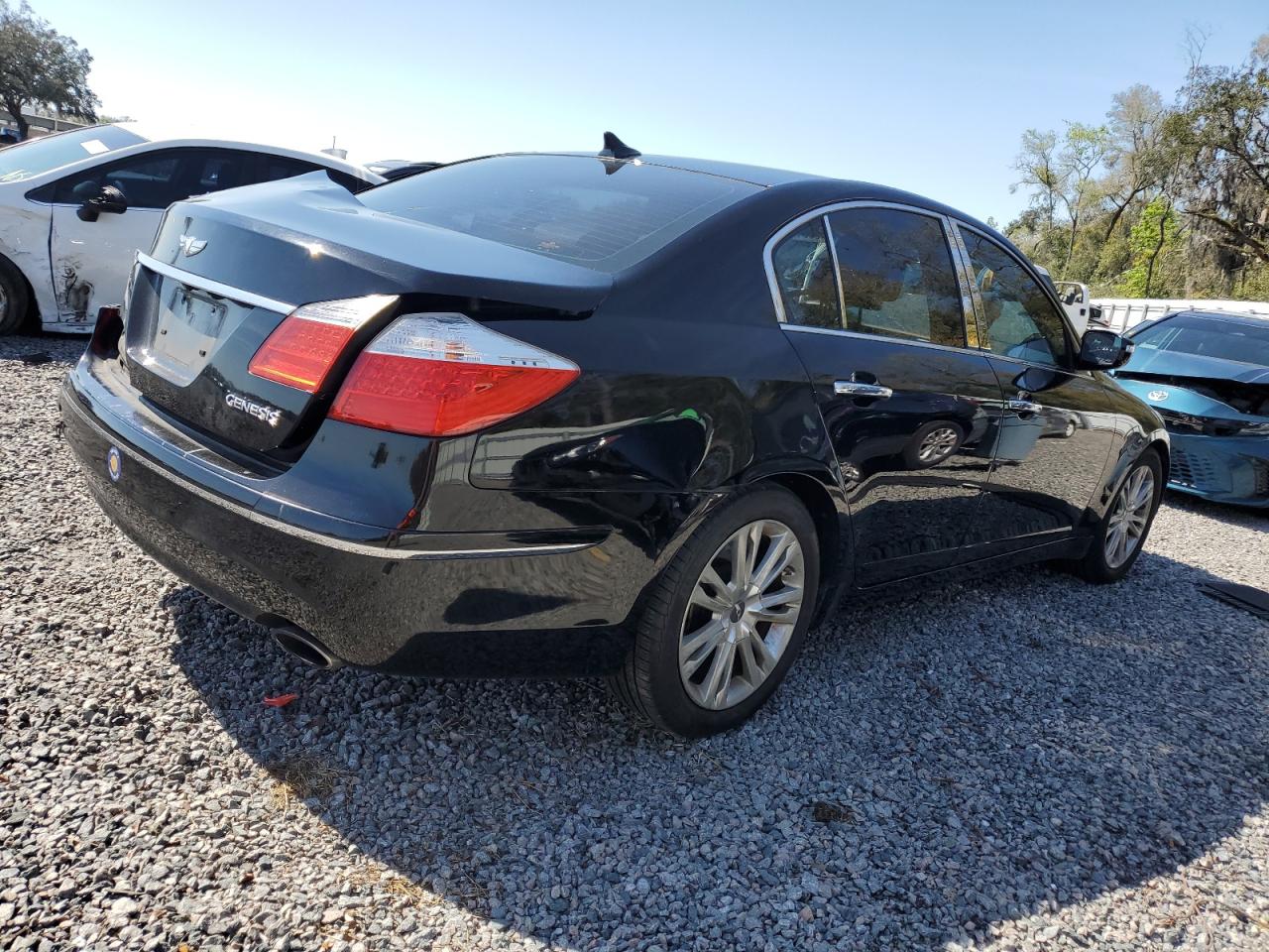 2010 Hyundai Genesis - Image 3