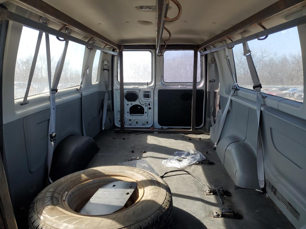 2005 Ford Econoline - Image 10