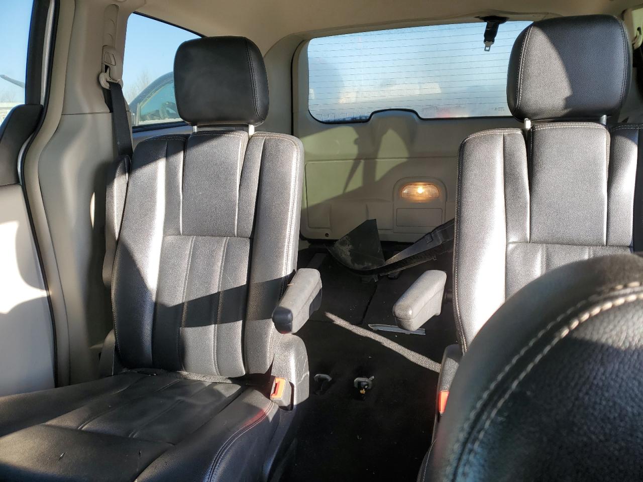 2014 Chrysler Town & Country - Image 10