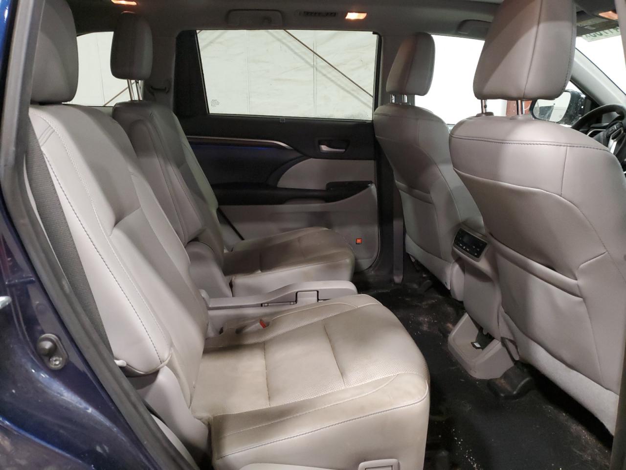2016 Toyota Highlander - Image 11