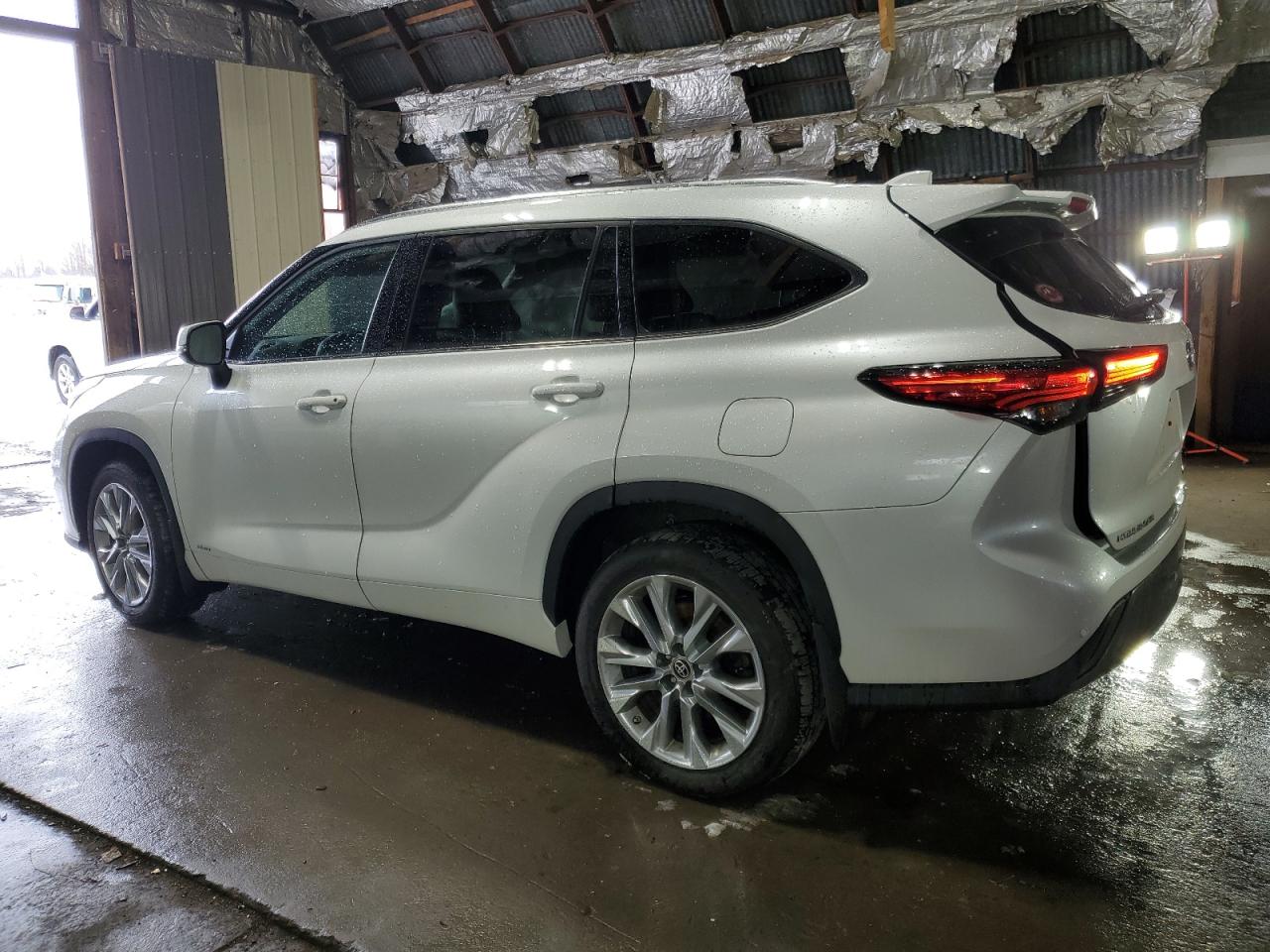 2022 Toyota Highlander - Image 2