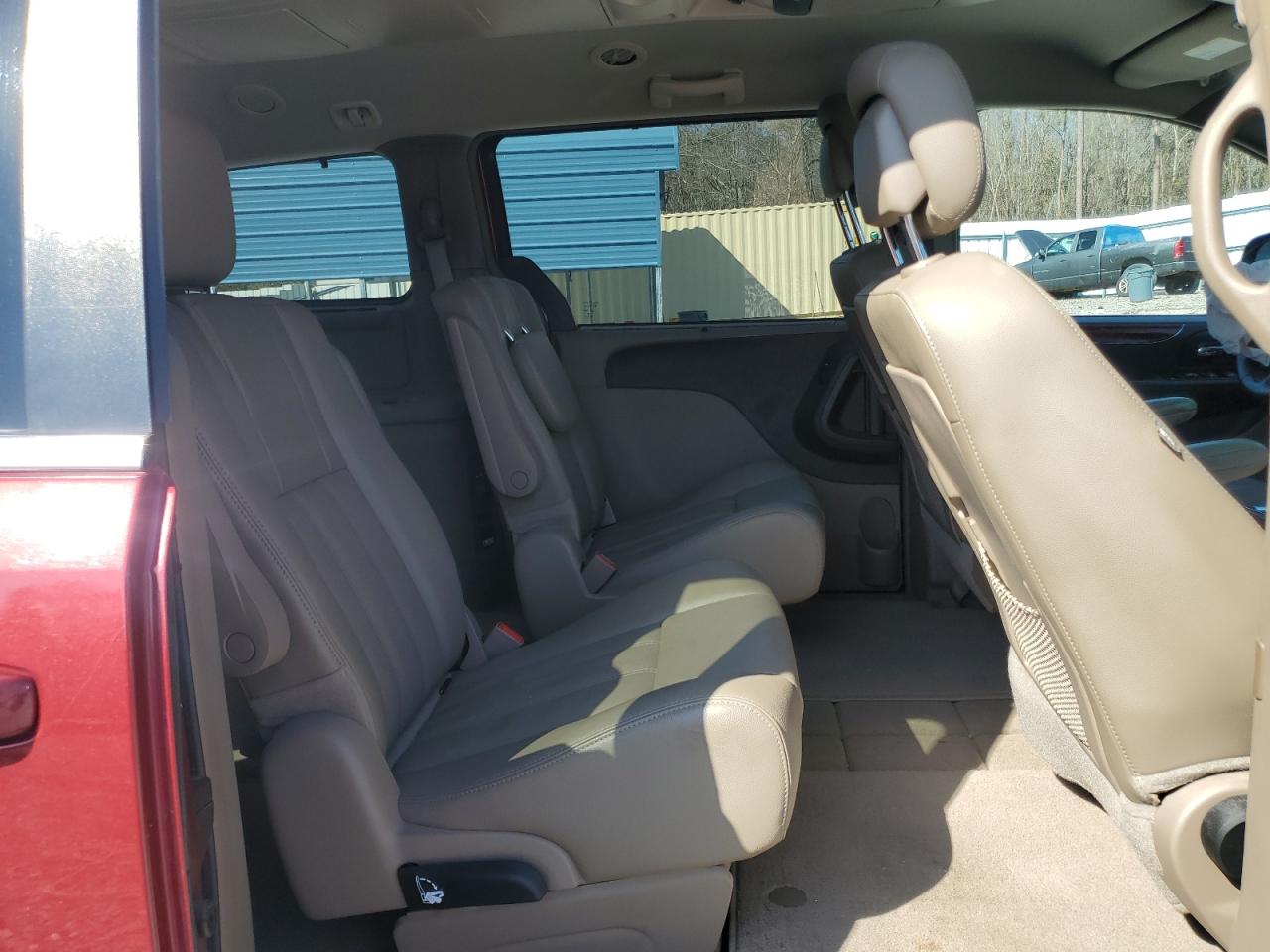 2015 Chrysler Town & Country - Image 12