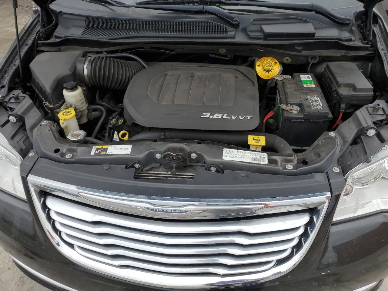 2016 Chrysler Town & Country - Image 13