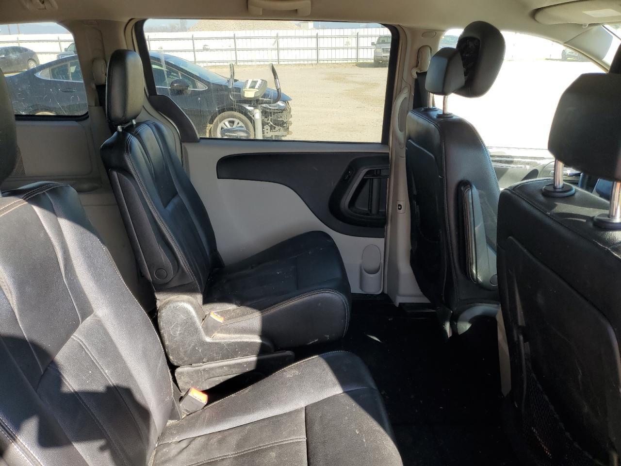 2014 Chrysler Town & Country - Image 11