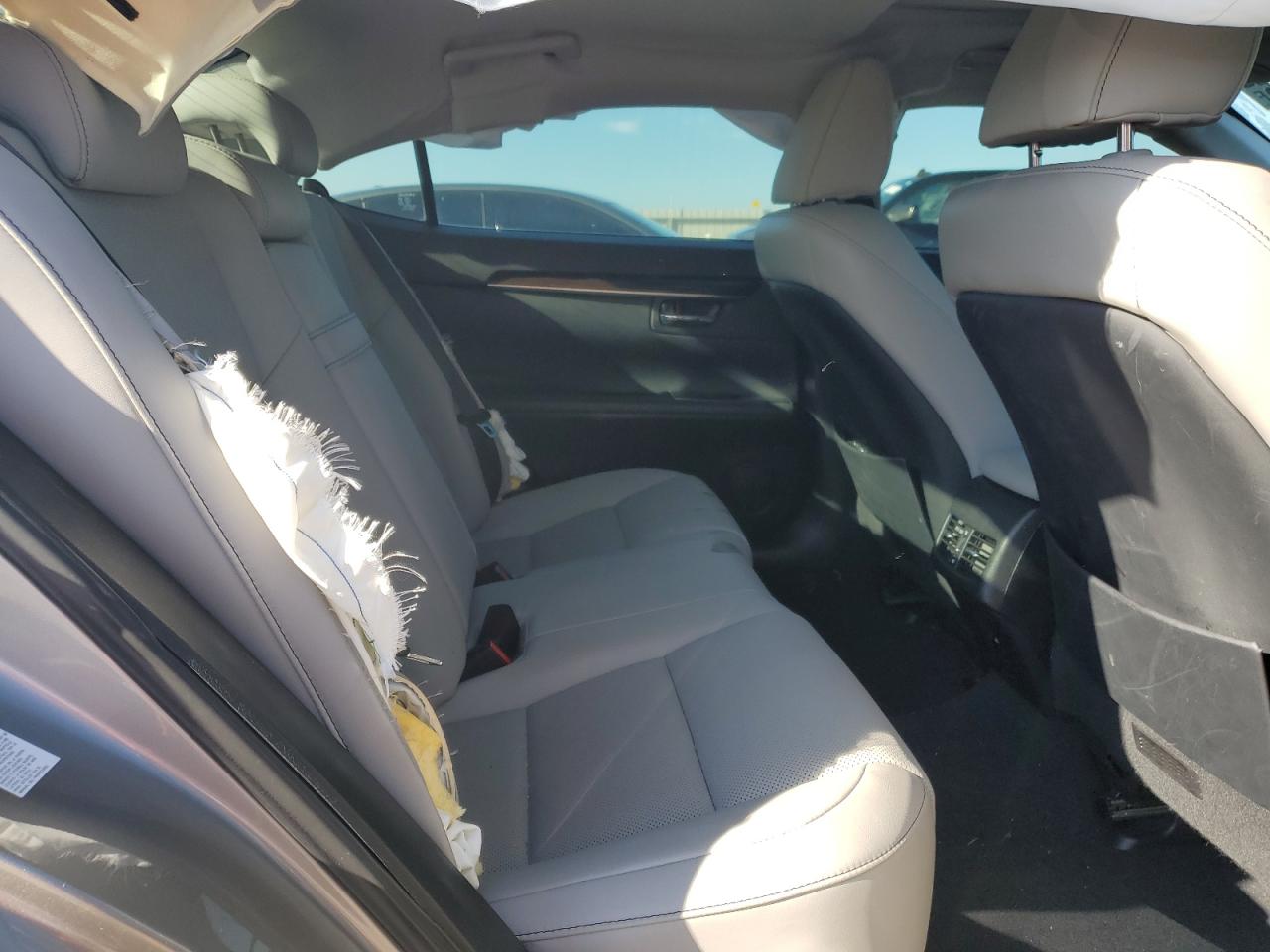 2017 Lexus ES - Image 11