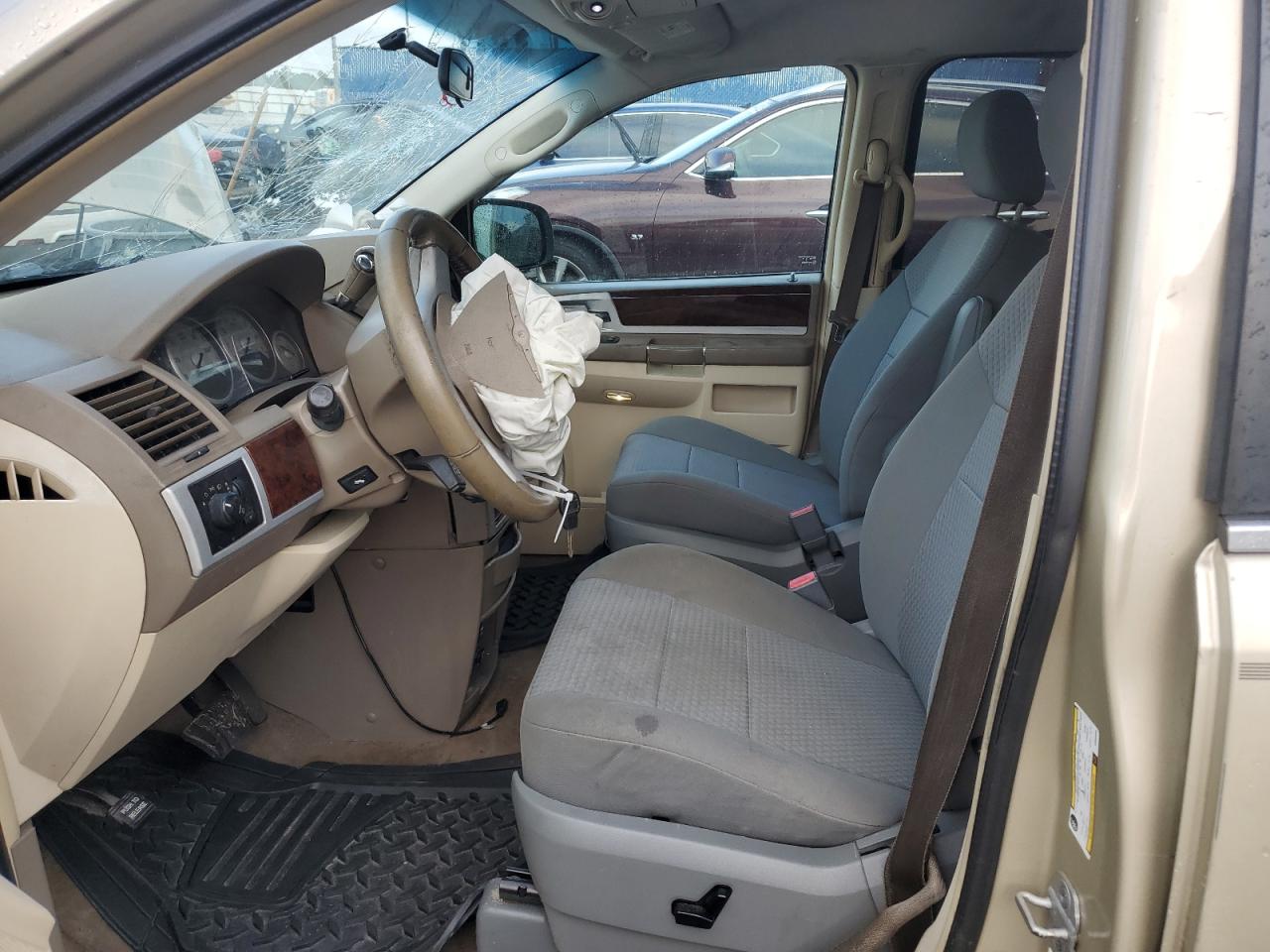 2010 Chrysler Town & Country - Image 7