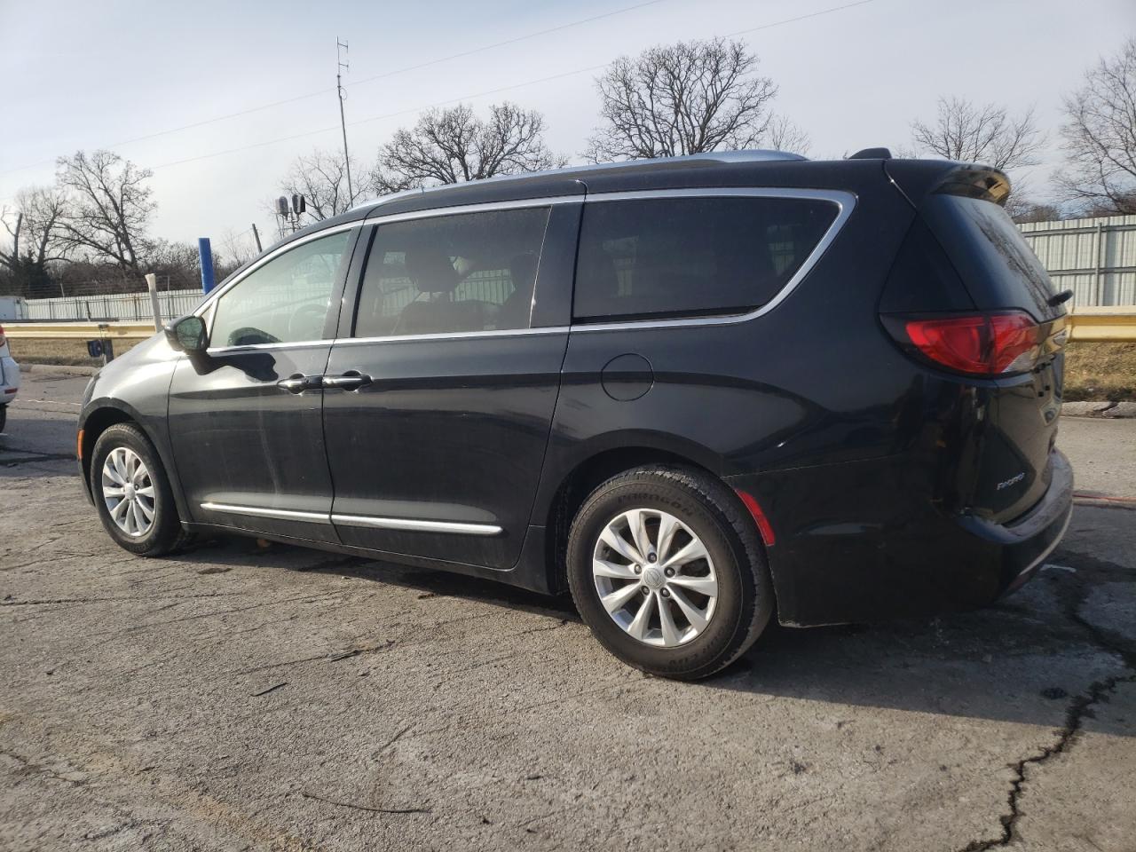 2019 Chrysler Pacifica - Image 2