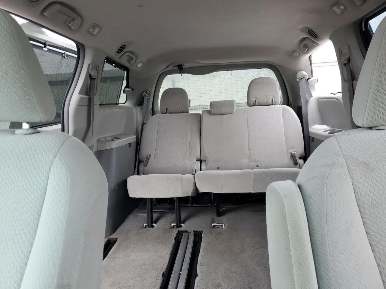 2011 Toyota Sienna - Image 10